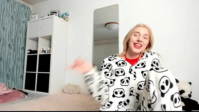 Snapshot of KenzieDawton chatting on 01.23.25 KenzieDawton online show from 01.23.25