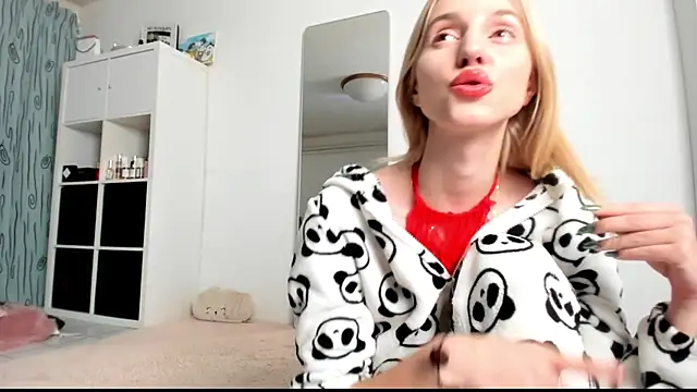 Snapshot of KenzieDawton chatting on 01.24.25 KenzieDawton online show from 01.24.25