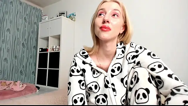 Snapshot of KenzieDawton chatting on 01.27.25 KenzieDawton online show from 01.27.25