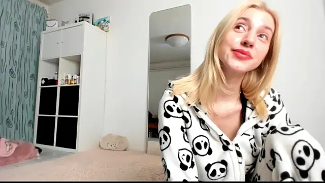 Snapshot of KenzieDawton chatting on 01.31.25 KenzieDawton online show from 01.31.25