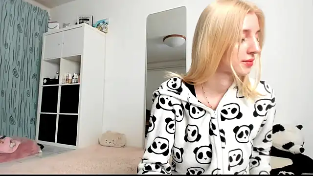 Snapshot of KenzieDawton chatting on 02.03.25 KenzieDawton online show from 02.03.25