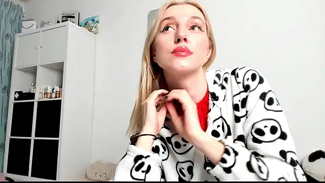 Snapshot of KenzieDawton chatting on 02.05.25 KenzieDawton online show from 02.05.25