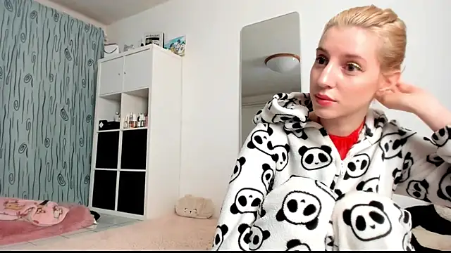 Snapshot of KenzieDawton chatting on 02.06.25 KenzieDawton online show from 02.06.25