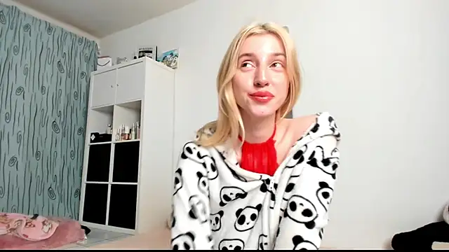 Snapshot of KenzieDawton chatting on 02.08.25 KenzieDawton online show from 02.08.25
