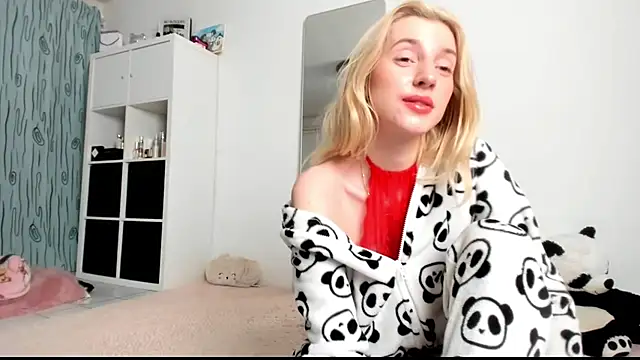 Snapshot of KenzieDawton chatting on 02.09.25 KenzieDawton online show from 02.09.25