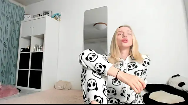 Snapshot of KenzieDawton chatting on 02.19.25 KenzieDawton online show from 02.19.25