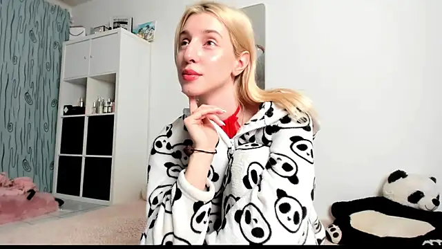 Snapshot of KenzieDawton chatting on 02.23.25 KenzieDawton online show from 02.23.25