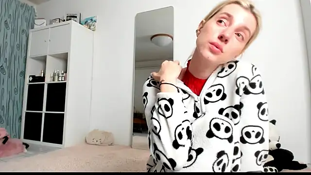 Snapshot of KenzieDawton chatting on 02.24.25 KenzieDawton online show from 02.24.25
