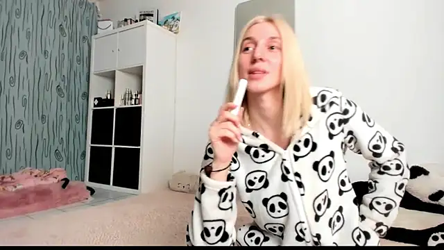 Snapshot of KenzieDawton chatting on 02.26.25 KenzieDawton online show from 02.26.25