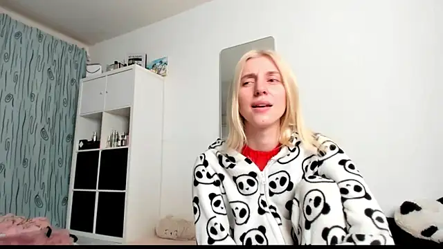 Snapshot of KenzieDawton chatting on 02.27.25 KenzieDawton online show from 02.27.25