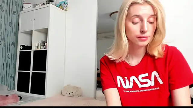 Snapshot of KenzieDawton chatting on 03.06.25 KenzieDawton online show from 03.06.25
