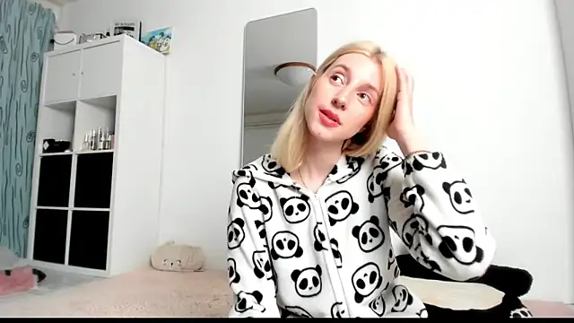 Snapshot of KenzieDawton chatting on 03.12.25 KenzieDawton online show from 03.12.25
