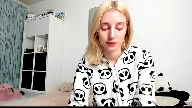 Snapshot of KenzieDawton chatting on 03.14.25 KenzieDawton online show from 03.14.25