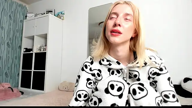 Snapshot of KenzieDawton chatting on 03.15.25 KenzieDawton online show from 03.15.25