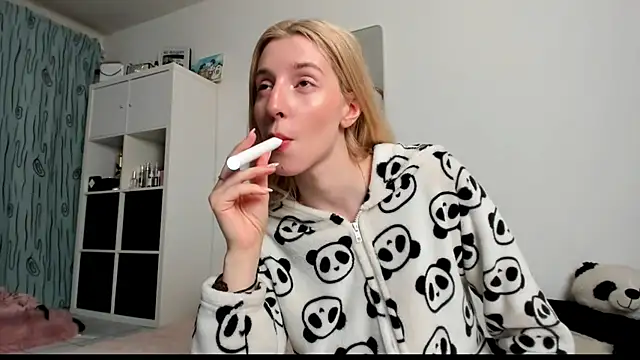 Snapshot of KenzieDawton chatting on 03.16.25 KenzieDawton online show from 03.16.25