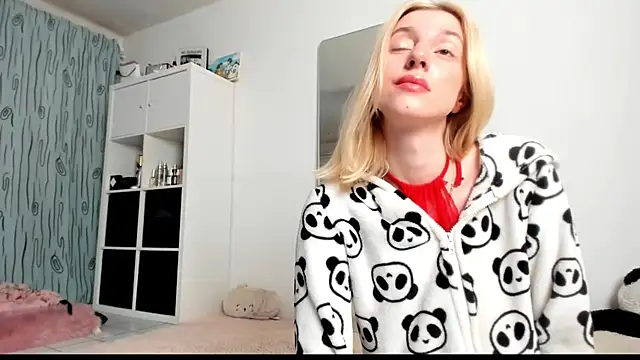 Snapshot of KenzieDawton chatting on 03.21.25 KenzieDawton online show from 03.21.25