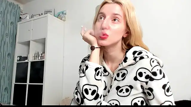 Snapshot of KenzieDawton chatting on 03.23.25 KenzieDawton online show from 03.23.25