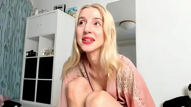 Snapshot of KenzieDawton chatting on 09.08.25 KenzieDawton online show from 09.08.25