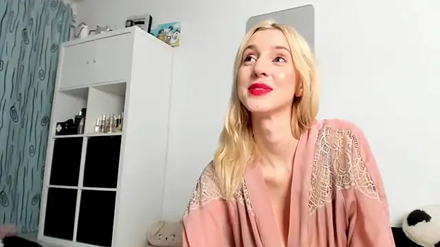 Snapshot of KenzieDawton chatting on 09.17.25 KenzieDawton online show from 09.17.25