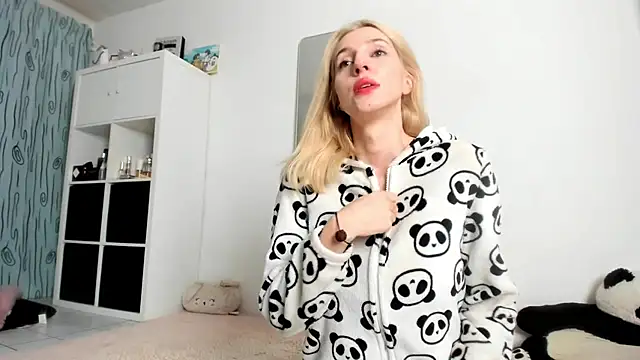 Snapshot of KenzieDawton chatting on 10.05.25 KenzieDawton online show from 10.05.25