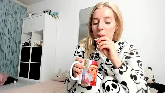 Snapshot of KenzieDawton chatting on 10.08.25 KenzieDawton online show from 10.08.25
