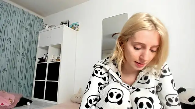 Snapshot of KenzieDawton chatting on 10.09.25 KenzieDawton online show from 10.09.25