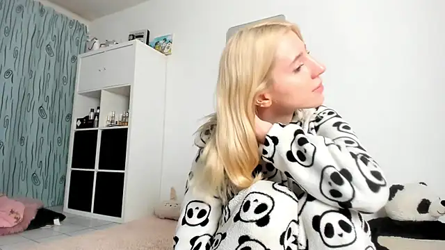 Snapshot of KenzieDawton chatting on 10.10.25 KenzieDawton online show from 10.10.25