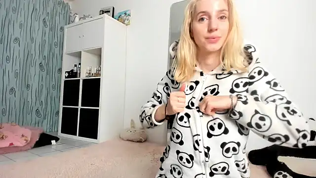 Snapshot of KenzieDawton chatting on 10.11.25 KenzieDawton online show from 10.11.25