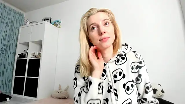 Snapshot of KenzieDawton chatting on 10.12.25 KenzieDawton online show from 10.12.25