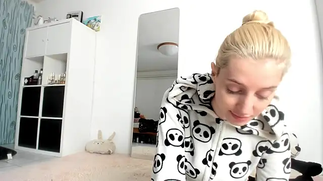 Snapshot of KenzieDawton chatting on 10.13.25 KenzieDawton online show from 10.13.25