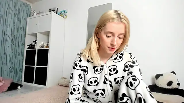 Snapshot of KenzieDawton chatting on 10.16.25 KenzieDawton online show from 10.16.25