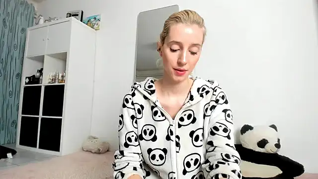 Snapshot of KenzieDawton chatting on 10.18.25 KenzieDawton online show from 10.18.25