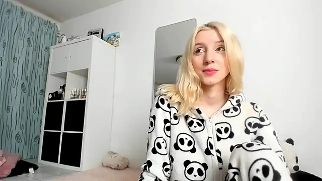 Snapshot of KenzieDawton chatting on 10.19.25 KenzieDawton online show from 10.19.25