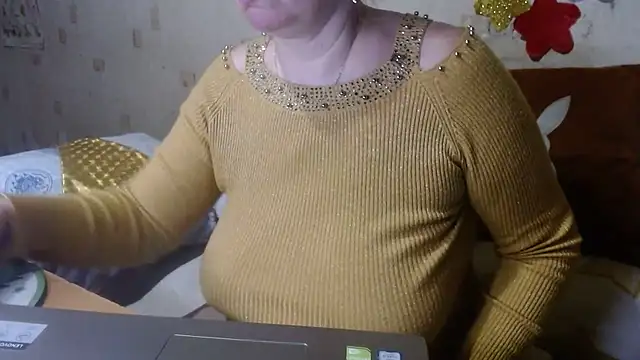 Snapshot of QueenLana chatting on 02.12.25 QueenLana online show from 02.12.25