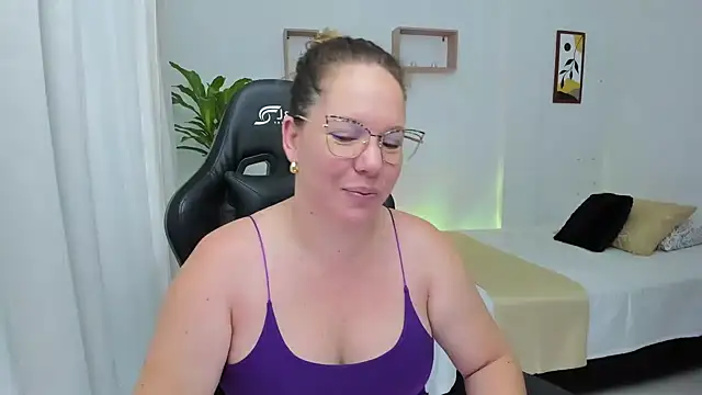 Snapshot of tamy_shine87 chatting on 12.14.24 tamy shine87 online show from 12.14.24