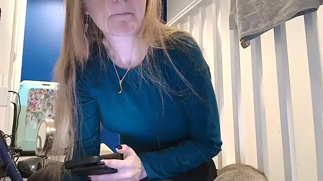 Snapshot of short_sweetpea chatting on 10.19.25 short sweetpea online show from 10.19.25