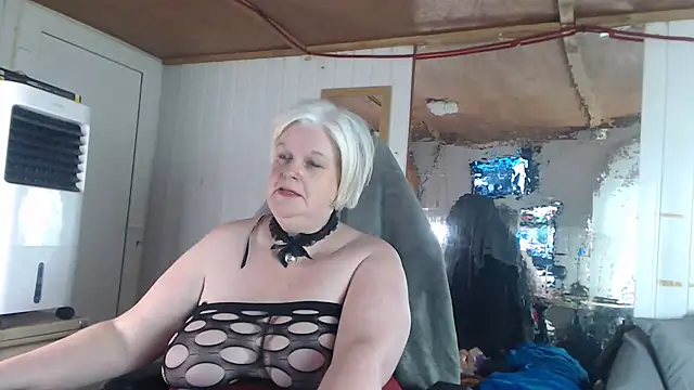 Snapshot of sexychazza16 chatting on 09.25.25 sexychazza16 online show from 09.25.25