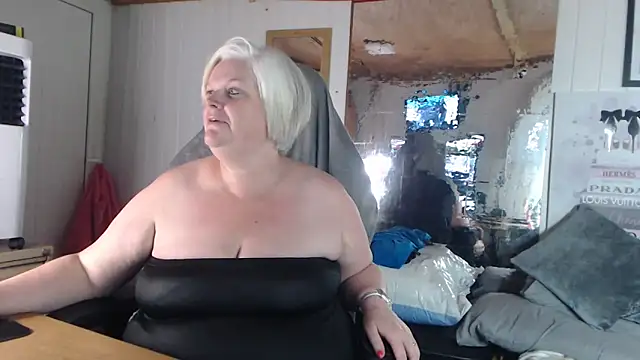 Snapshot of sexychazza16 chatting on 10.11.25 sexychazza16 online show from 10.11.25