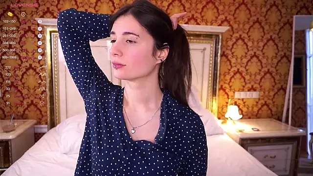 Holla Molly online show from 02.13.25