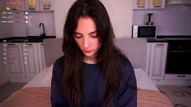 Holla Molly online show from 02.22.25