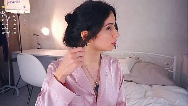 Holla Molly online show from 03.18.25