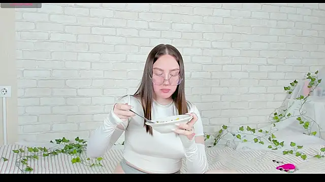 Snapshot of LinaKenny chatting on 11.10.25 LinaKenny online show from 11.10.25