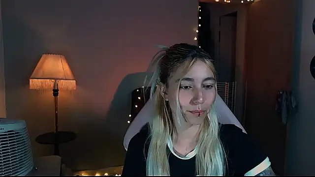 Snapshot of Saucy_Jenn chatting on 01.24.25 Saucy Jenn online show from 01.24.25