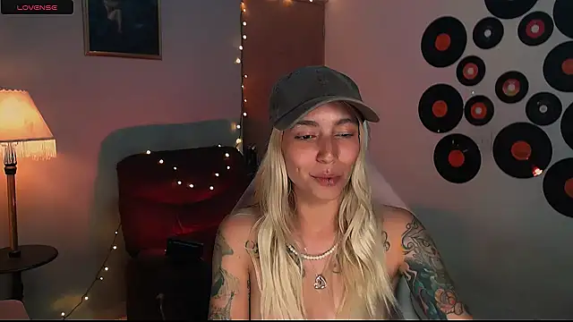 Snapshot of Saucy_Jenn chatting on 02.22.25 Saucy Jenn online show from 02.22.25