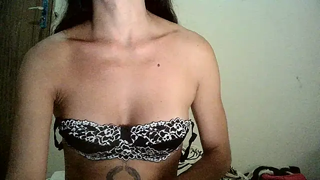 Snapshot of AlexiaDuucan chatting on 01.10.25 AlexiaDuucan online show from 01.10.25