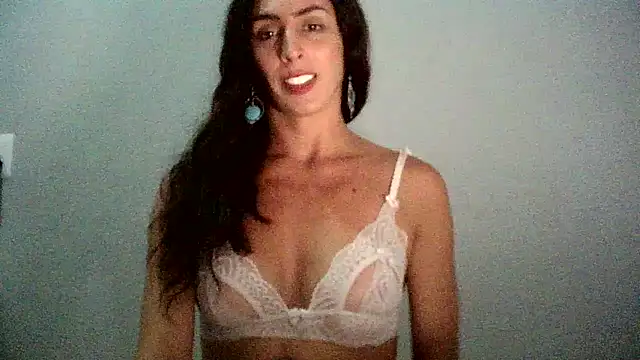 Snapshot of AlexiaDuucan chatting on 01.16.25 AlexiaDuucan online show from 01.16.25