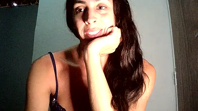 Snapshot of AlexiaDuucan chatting on 03.08.25 AlexiaDuucan online show from 03.08.25