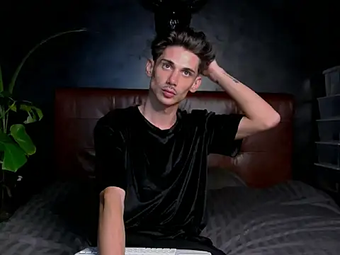 Snapshot of DanielCrush1 chatting on 10.03.25 DanielCrush1 online show from 10.03.25