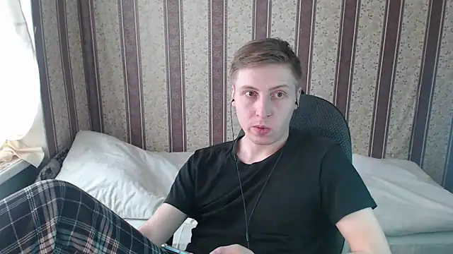 Snapshot of darienlarge chatting on 03.10.25 darienlarge online show from 03.10.25