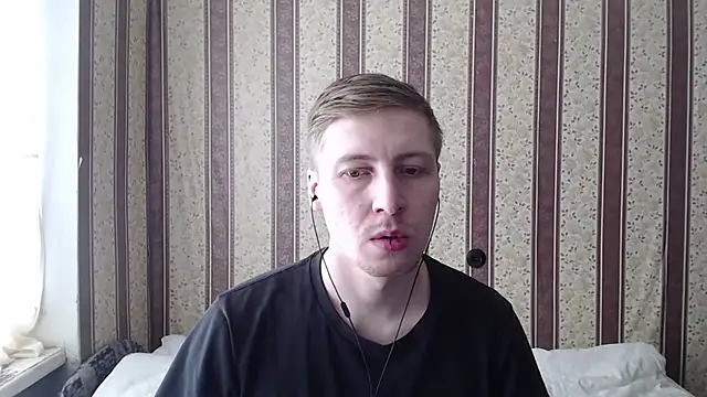 Snapshot of darienlarge chatting on 03.16.25 darienlarge online show from 03.16.25